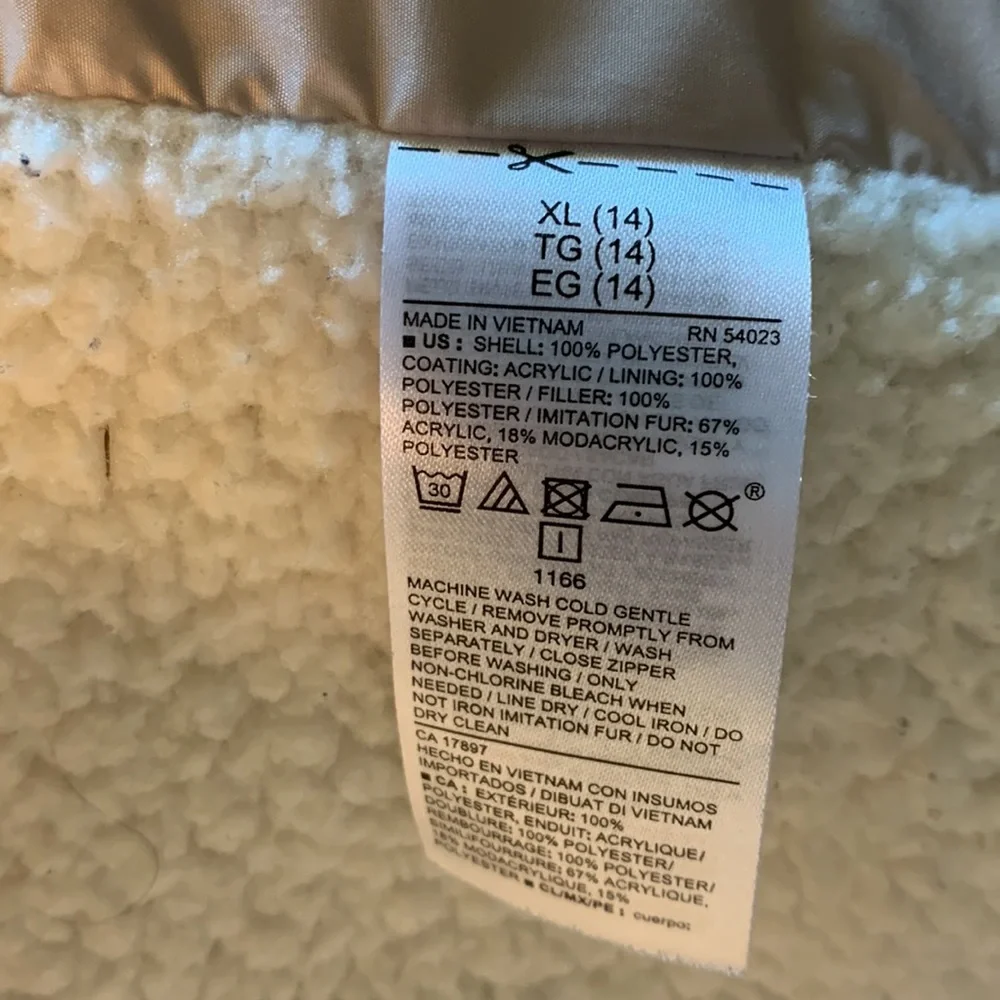 Old Navy Girls Puffer Jacket - Picture 7 of 7